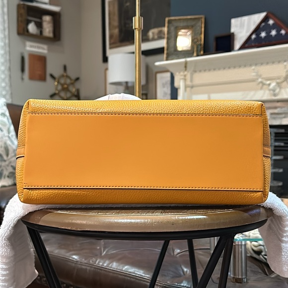 Authentic Michael Kors Jet Set Front Pocket Zip Chain Tote Handbag in Honeycomb - Picture 6 of 14